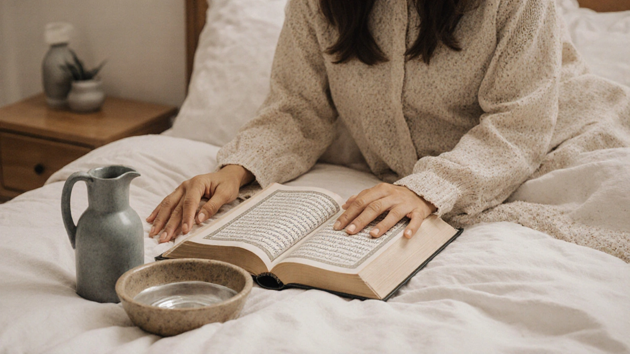 Руки мужа и жены, держащие друг друга, рядом — Коран и сосуд для омовения, символ чистоты и намерения.