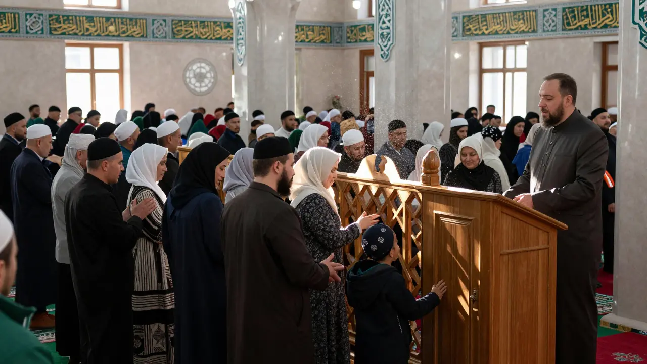 Пятничная молитва в мечети: мужчины и женщины молятся в рядах, имам говорит с проповедью.