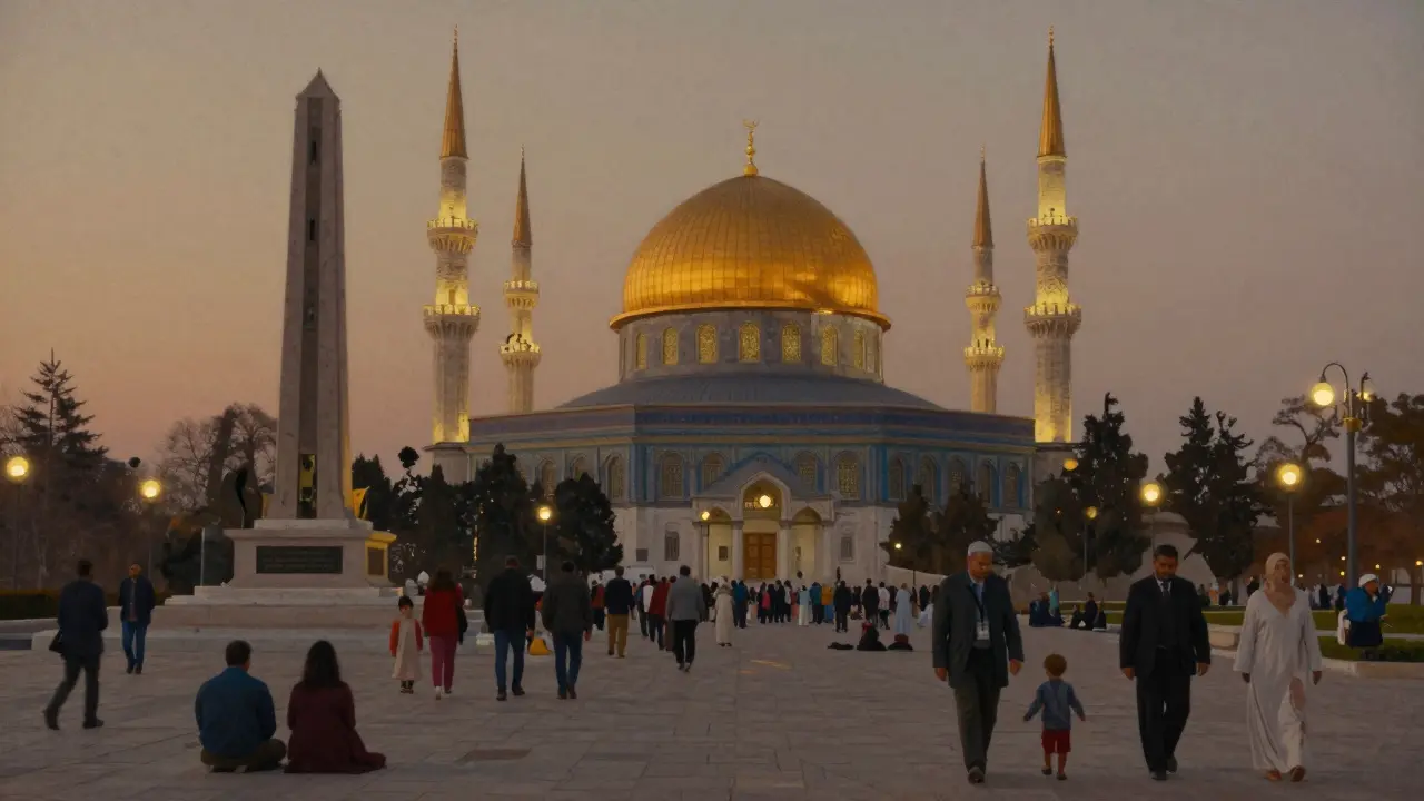 Центральная мечеть на Поклонной горе вечером с золотым куполом и группой верующих, уходящих после молитвы.