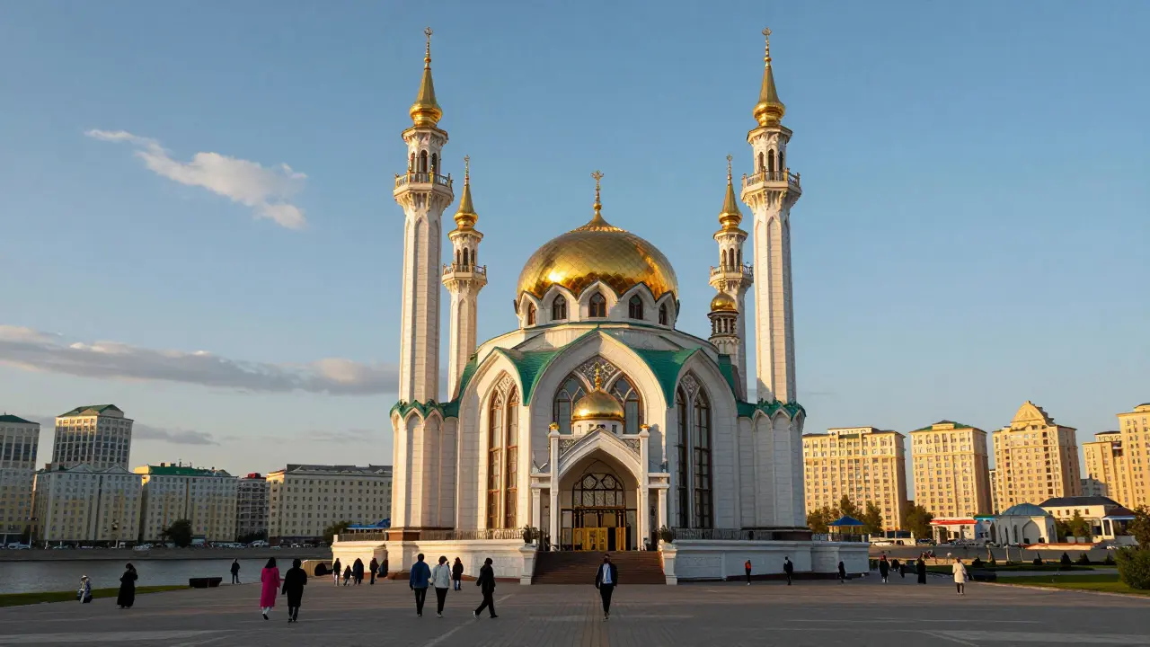 Современная мечеть Кул-Шариф в Казани с золотым куполом и минаретом, вечерний свет.