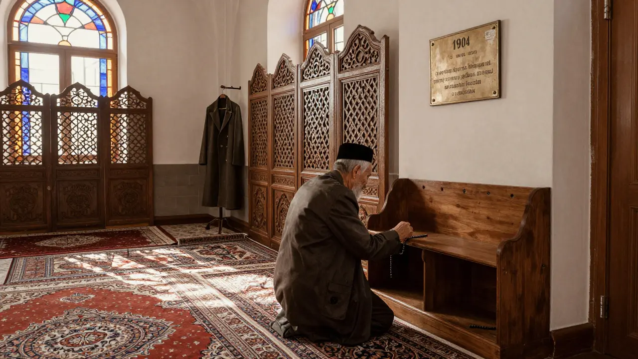 Внутренний вид старейшей мечети Москвы на Вавилова: солнечные лучи, ковры и деревянные узоры в тёплых тонах.