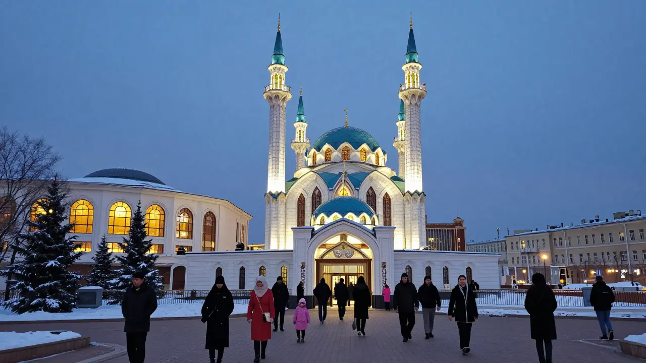 Комплекс мечети вечером с культурным центром и разнообразными посетителями, символизирующий единство в России.