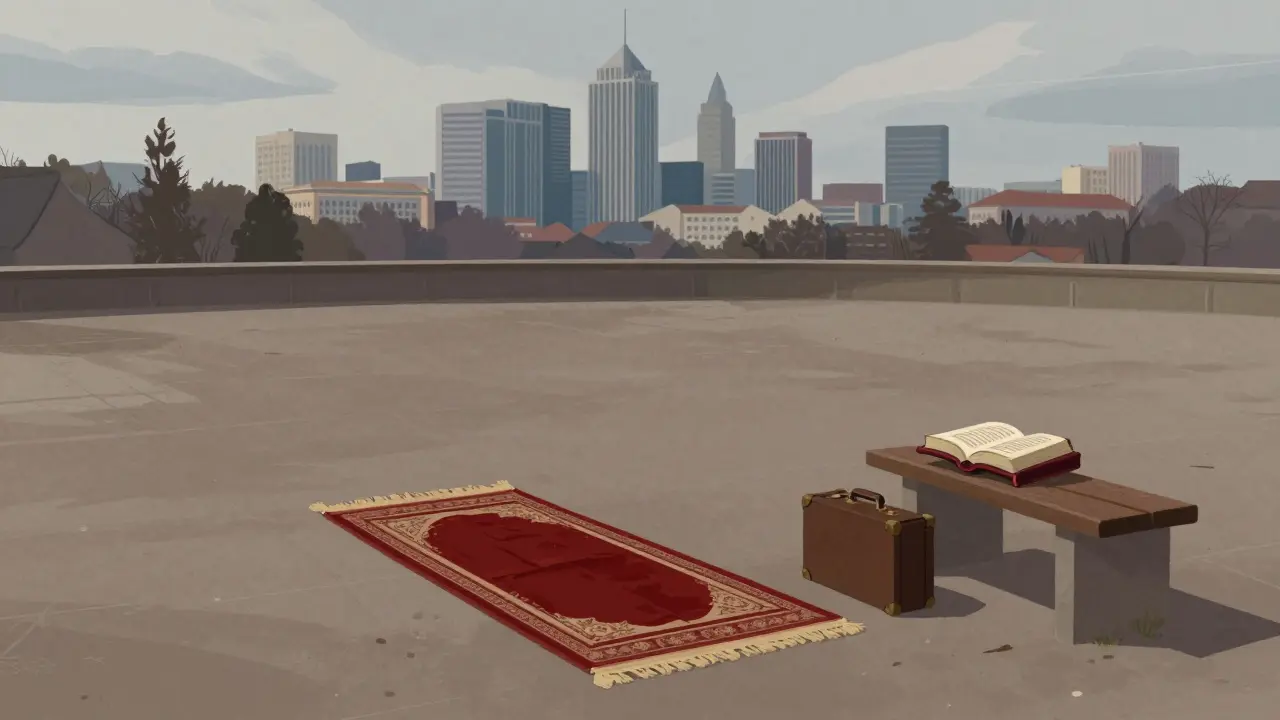 Молитвенный коврик лежит на земле в Вильнюсе, рядом с чемоданом и Кораном, без мечети на фоне.