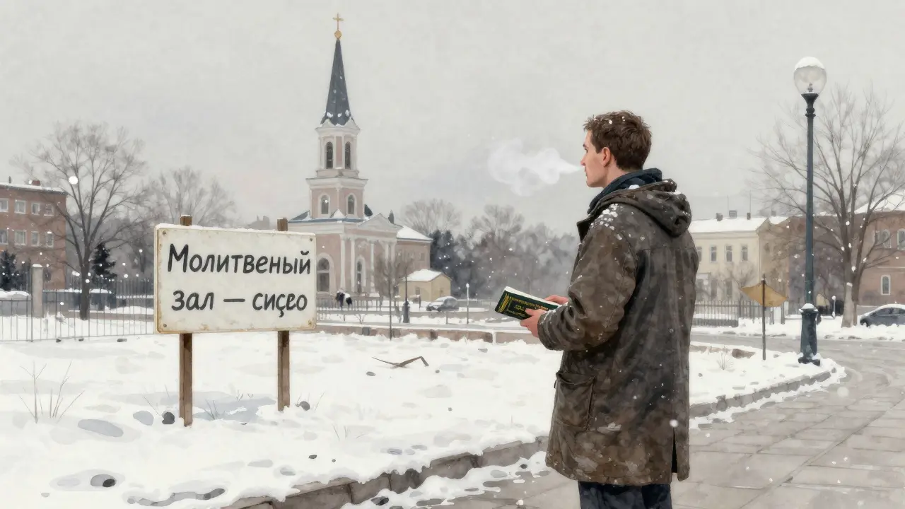 Мужчина стоит на снегу в маленьком городе, смотрит на церковь, держит Коран — за ним пустой участок с табличкой о будущем молитвенном зале.