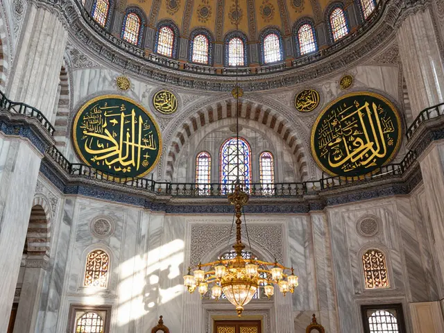 Где пригодится арабская каллиграфия: от мечетей до современного дизайна