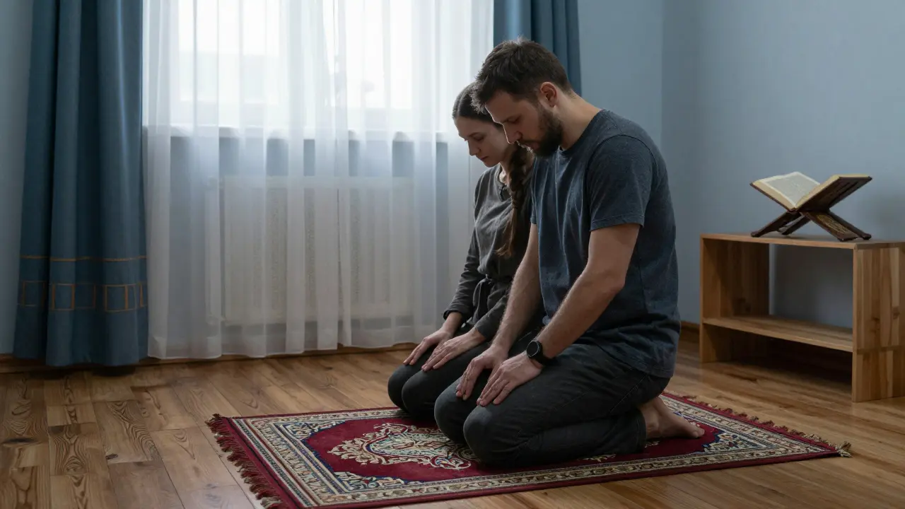 Человек и женщина молятся дома утром, рядом лежит Коран, свет проникает через занавески.