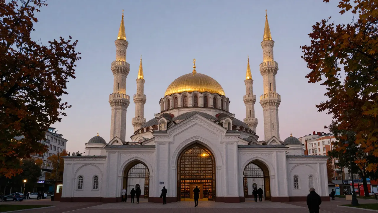 Московская соборная мечеть на Поклонной горе с золотым куполом и минаретами на фоне сумерек.